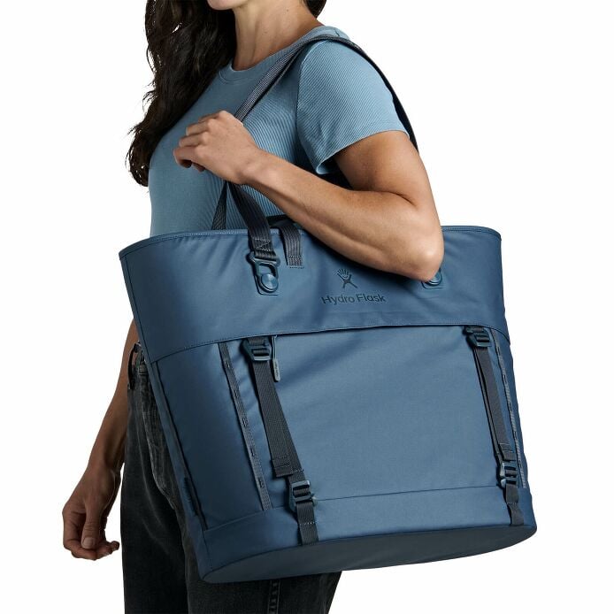carryouttm-soft-cooler-tote-30-l-o7 250815_hydro_s26_hb_14614_2.jpg