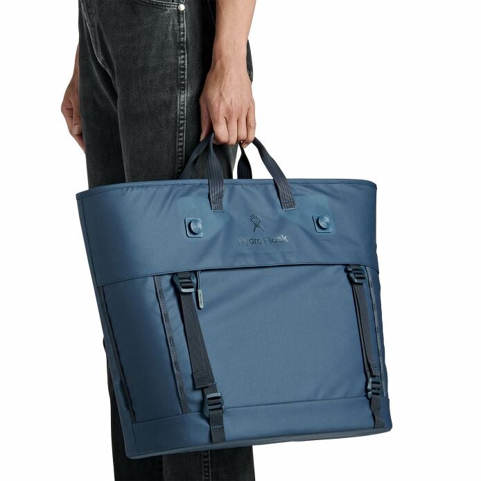 carryouttm-soft-cooler-tote-30-l-o7 250815_hydro_s26_hb_14619_2.jpg