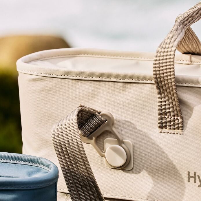 carryouttm-soft-cooler-tote-10-l-e6 hf_carryout_bouwer_d1_l1_torrey_pines_still_life_0123_4.jpg