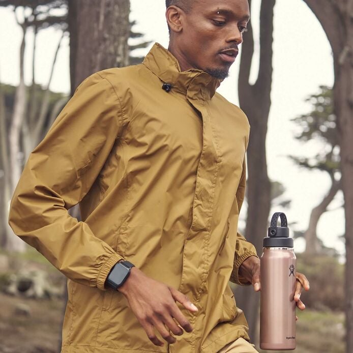 32-oz-lightweight-chug-cap-bottle-p4 hf_s26_lightweight_mcinnis_6206_1_2.jpg